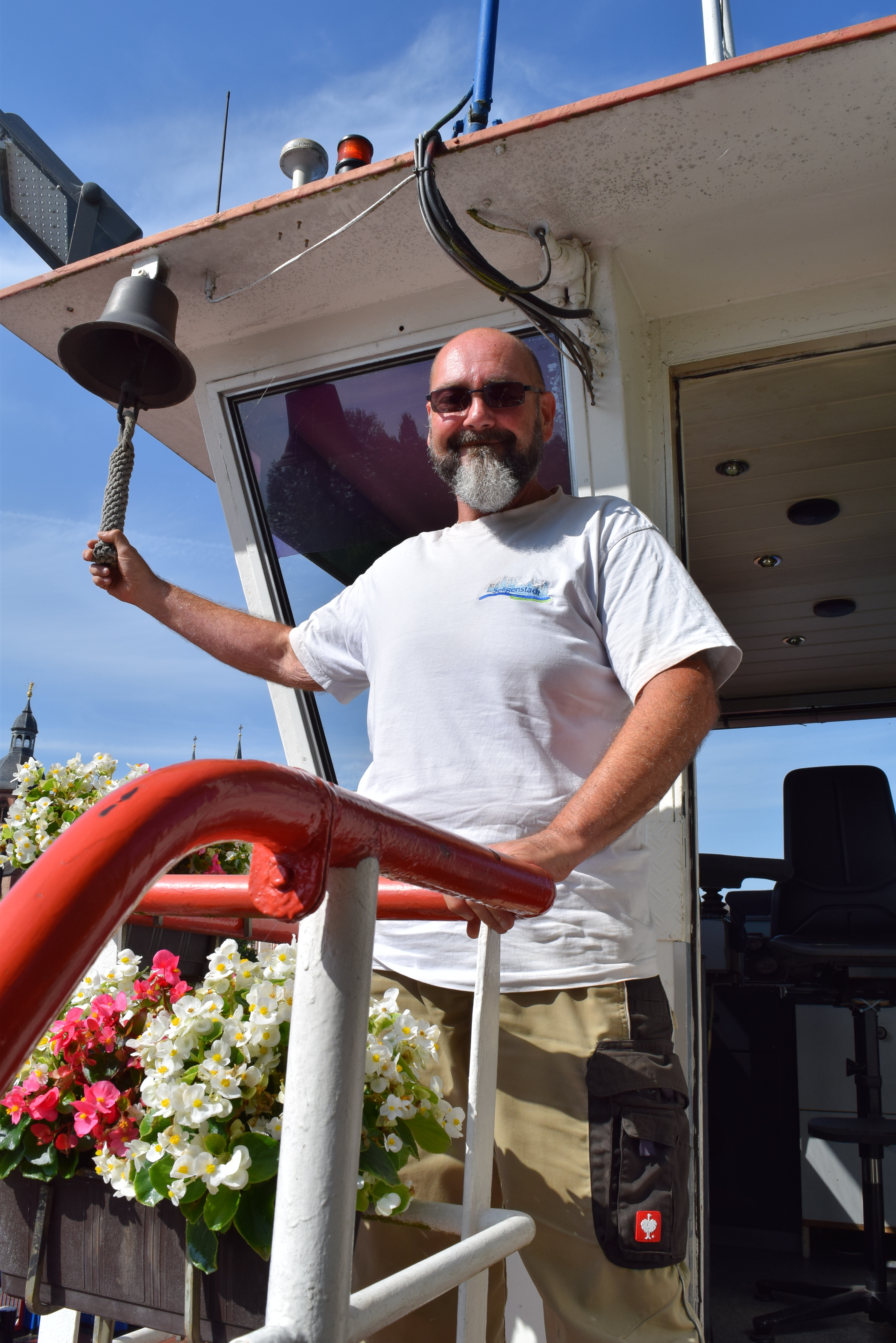 Frank Palluch an der Schiffsglocke Frank Palluch an der Schiffsglocke