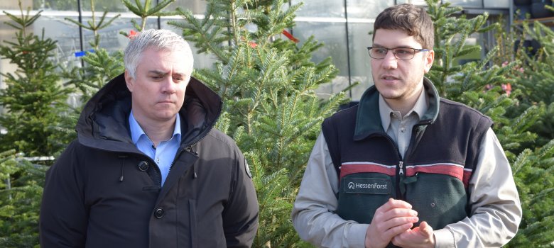 Bürgermeister Dr. Bastian mit Revierförster Herrmann Baumspende Gärtnerei Löwer