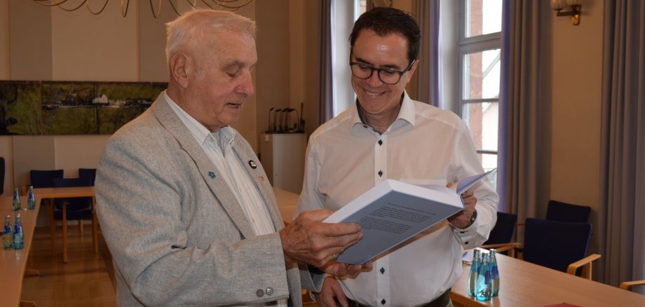 Georg Giwitz überreicht ein Exemplar an den Bürgermeister Georg Giwitz überreicht ein Exemplar an den Bürgermeister
