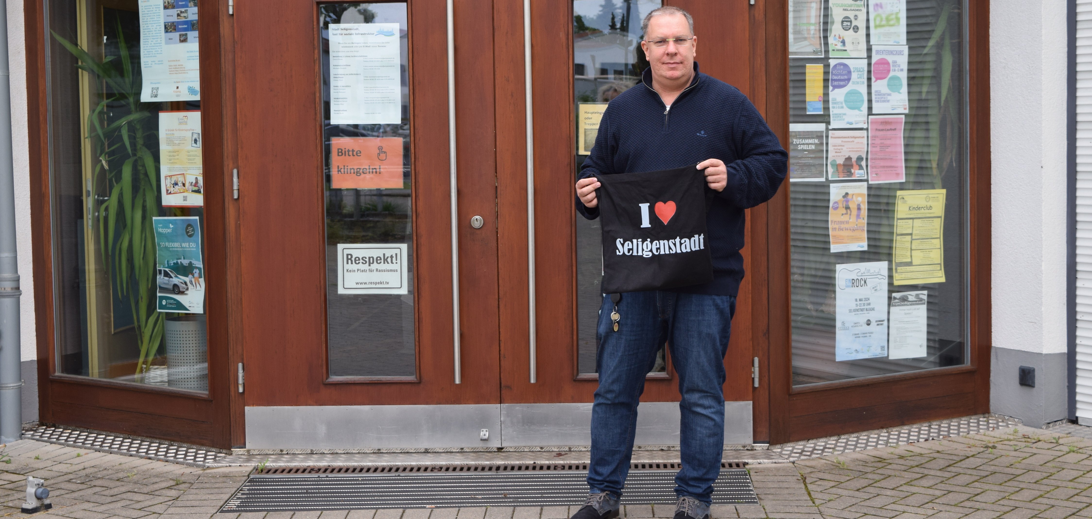 Gerrit Kratz vor dem Nachbarschaftshaus