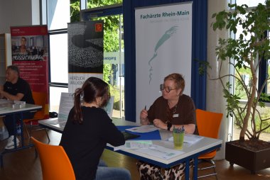 Gespräche zwischen Firmen und potentiellen Azubis Gespräche zwischen Firmen und potentiellen Azubis