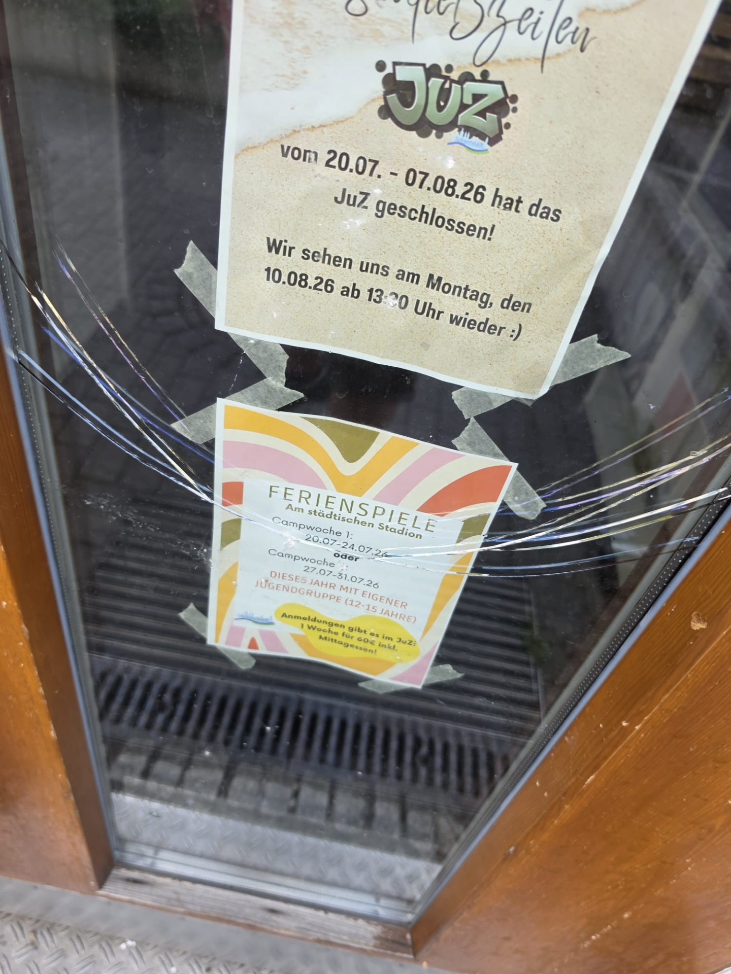 Glasschaden an der JUZ Tür