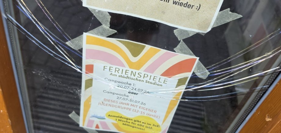 Glasschaden an der JUZ Tür Glasschaden an der JUZ Tür