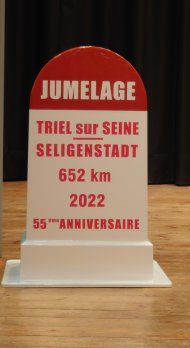 Als Gastgeschenk wurde ein Grenzstein übergeben Als Gastgeschenk wurde ein Grenzstein übergeben