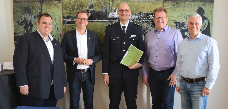 Auf dem Foto von links: Frank Simon (Bürgermeister Mainhausen), Alexander Böhn (Bürgermeister Hainburg), Erster Polizeikommissar Thomas Eck, Erster Stadtrat Michael Gerheim, Bürgermeister Dr. Daniell Bastian.