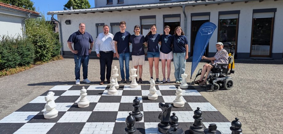 Auf dem Gruppenfoto von links: Gerrit Kratz (Amtsleiter Soziale Infrastruktur), Erster Stadtrat Oliver Steidl, Luca Uschmann, Maja Roth, Marie Stegmann, Nele Kruse und Mariann Pinkert (alle Jugendbeirat) sowie Franz Roski (Seniorenbeirat)