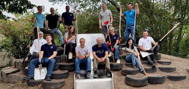 Daniel Knop vom städtischen Liegenschaftsamt mit den Helferinnen und Helfern Daniel Knop vom städtischen Liegenschaftsamt mit den Helferinnen und Helfern