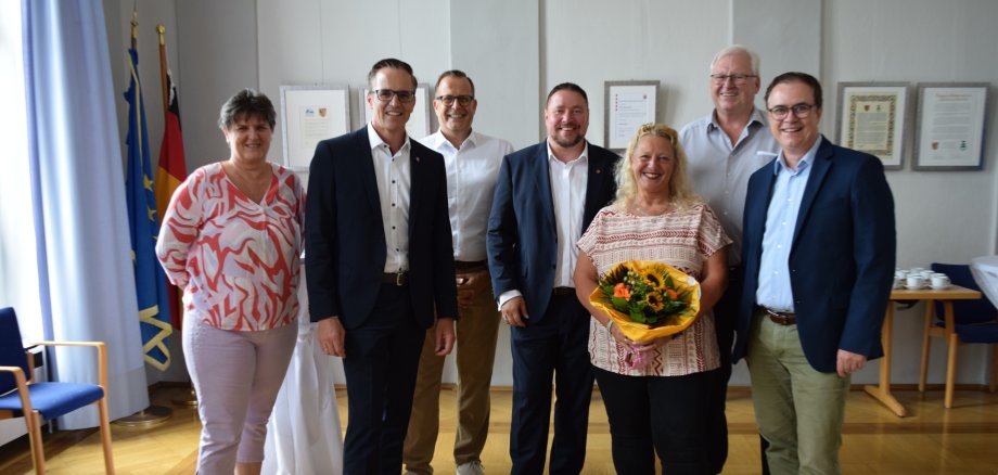 von links nach rechts: Personalratsvorsitzende Traudel Kramer, Hainburgs Bürgermeister Christian Spahn, Ordnungsamtsleiter Hainburg Christoph Kopp, Erster Stadtrat Oliver Steidl, Silvia Grimm, Ordnungsamtsleiter Seligenstadt Roman Braun, Bürgermeister Dr. Daniell Bastian.  