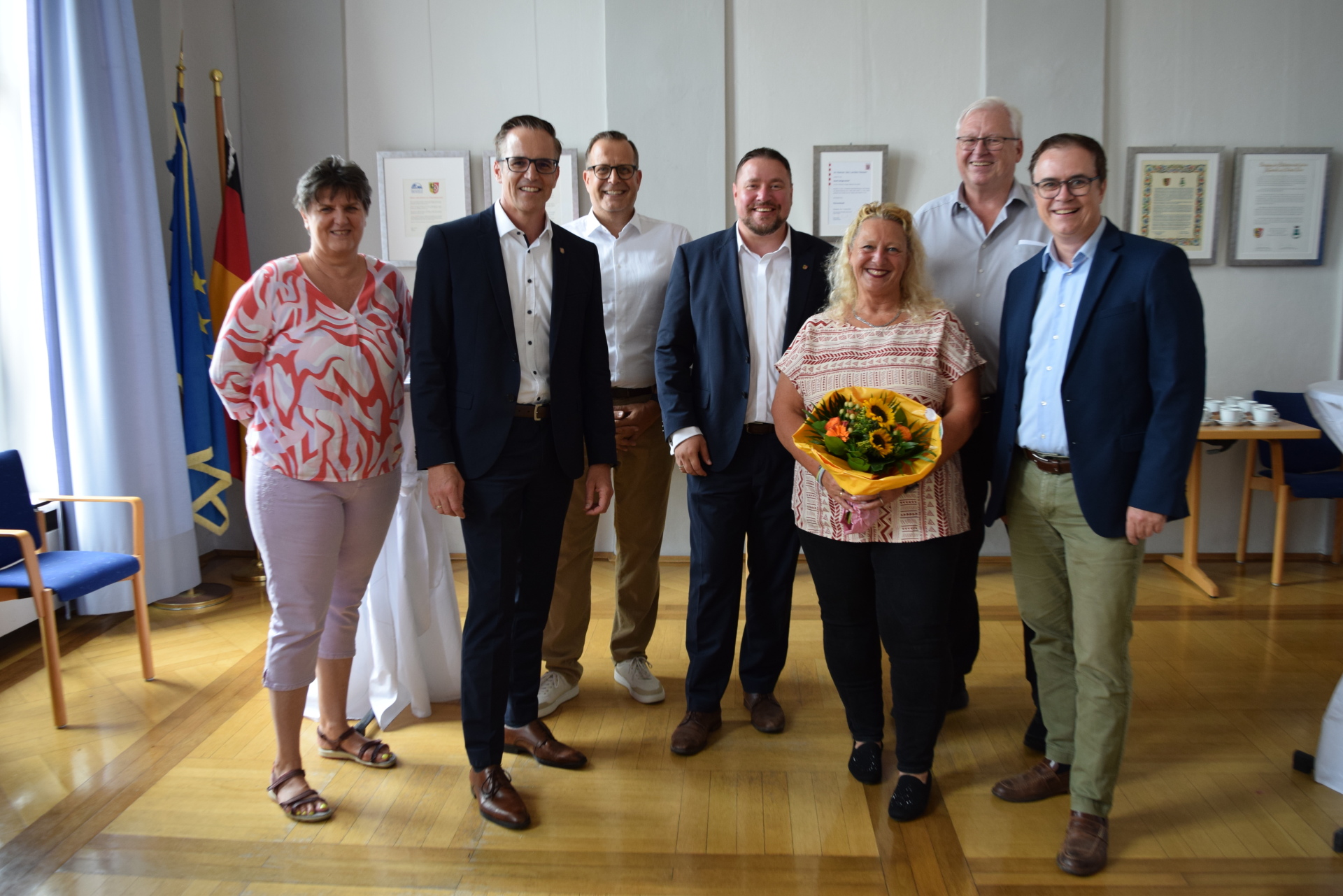 von links nach rechts: Personalratsvorsitzende Traudel Kramer, Hainburgs Bürgermeister Christian Spahn, Ordnungsamtsleiter Hainburg Christoph Kopp, Erster Stadtrat Oliver Steidl, Silvia Grimm, Ordnungsamtsleiter Seligenstadt Roman Braun, Bürgermeister Dr. Daniell Bastian.  