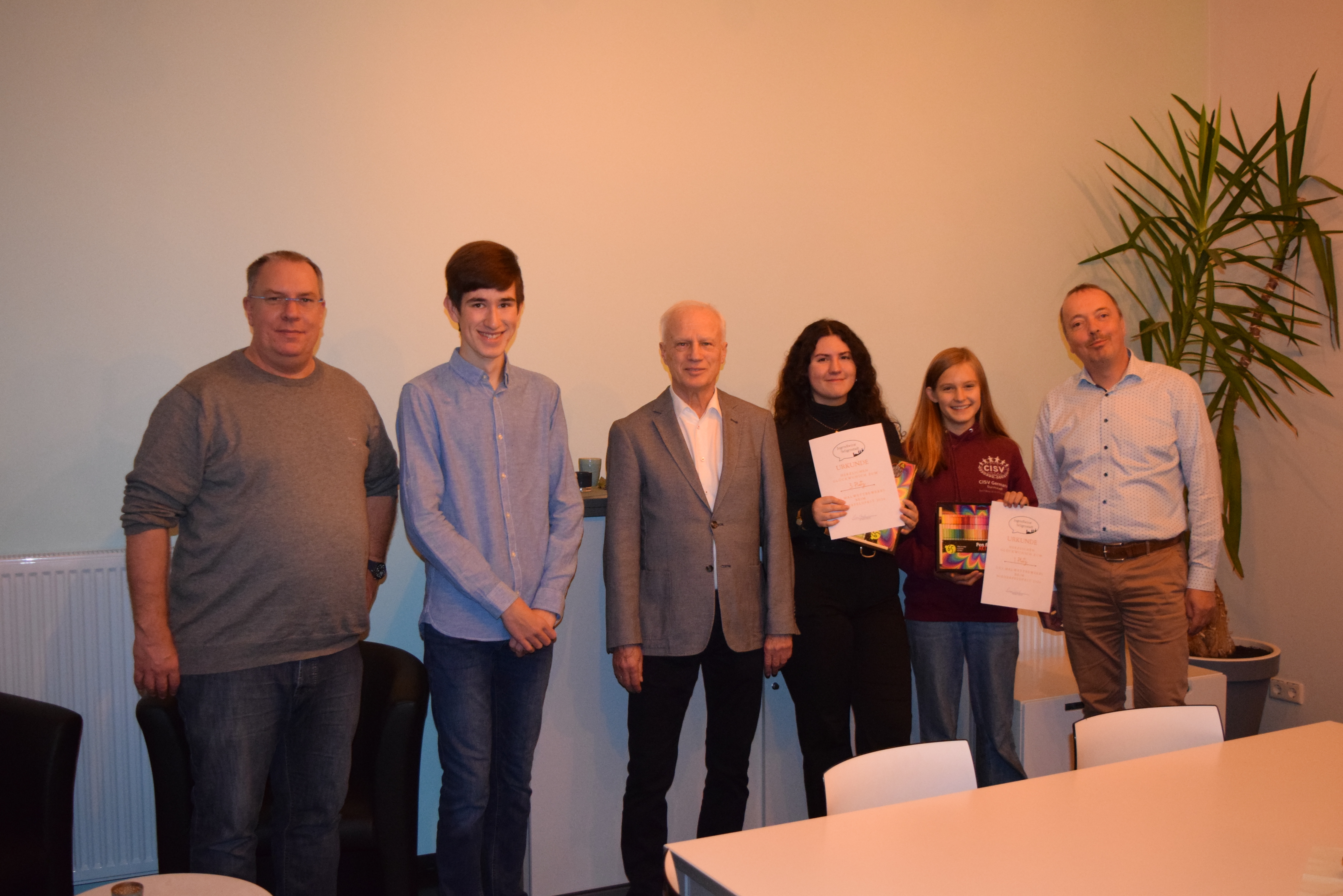 von links nach rechts: Gerrit Kratz (Hausleiter), Luca Uschmann, Stadtrat Bernd Michael, Elena, Pauline, Henning Berz (Bunte Kiste) 