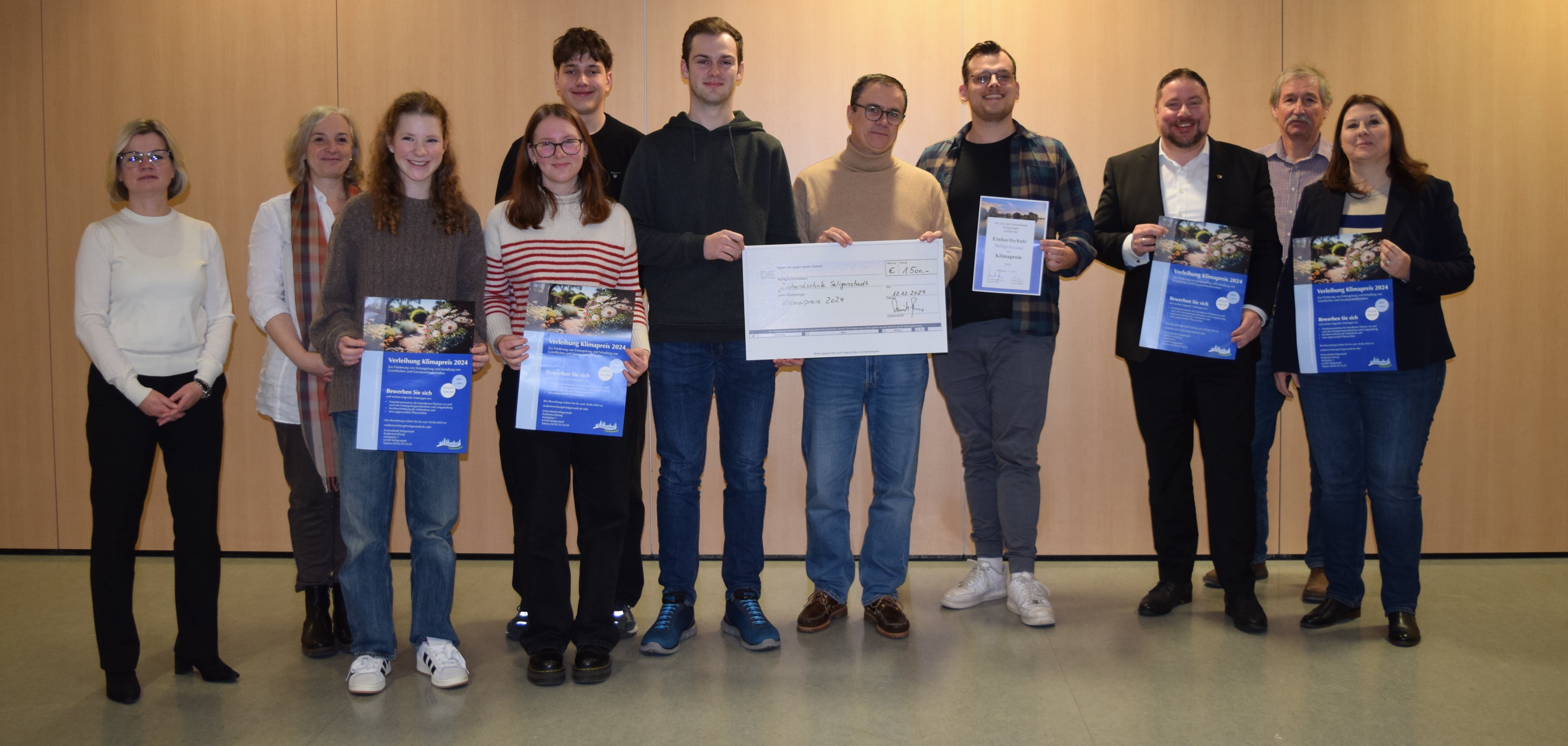 Gruppenfoto bei der Übergabe des Klimapreises 2024 an die Einhardschule