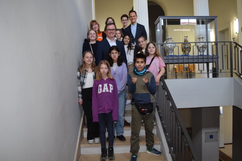 Gruppenfoto der Kinderclubkinder mit Bürgermeister Dr. Bastain
