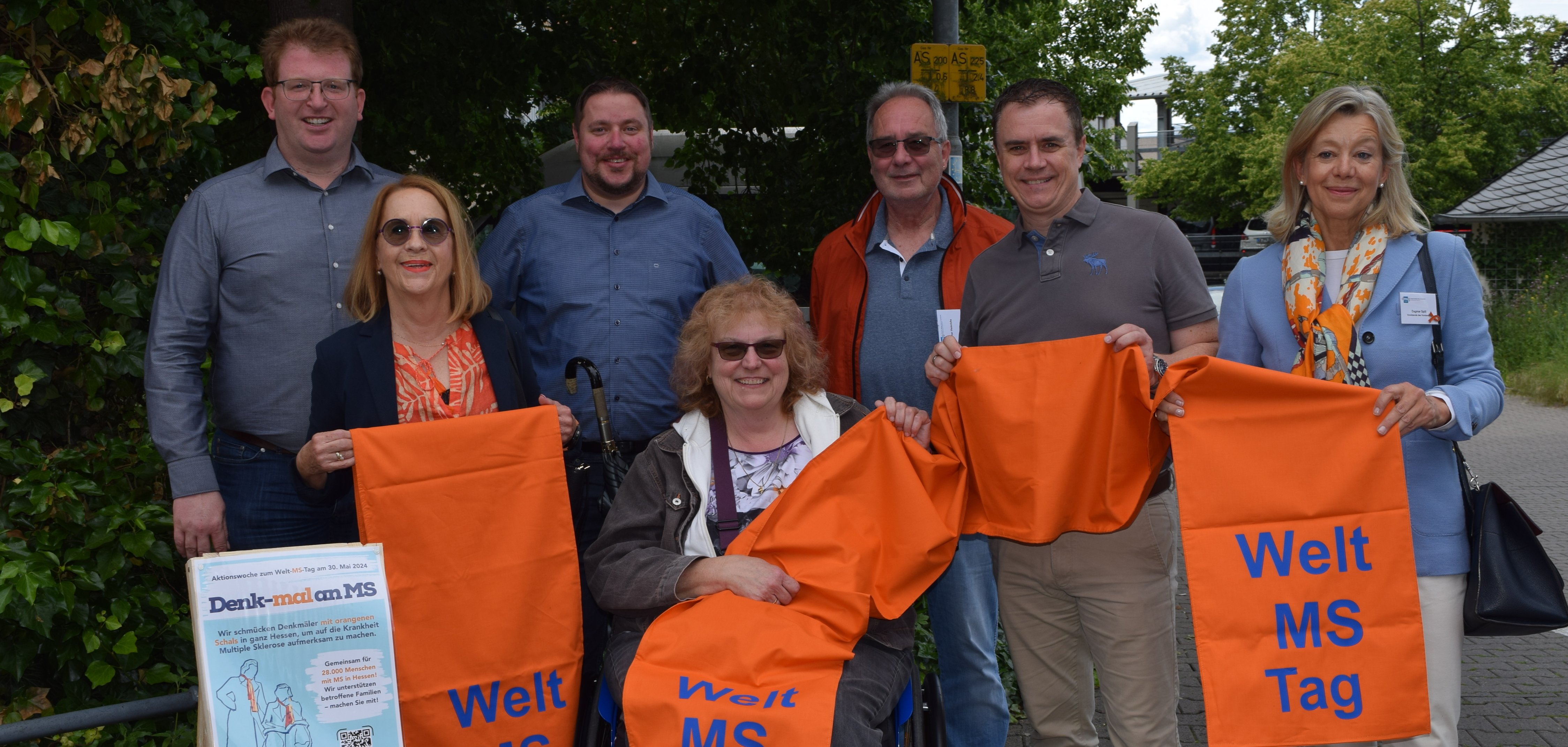 Auf dem Foto von links: (Hinten) Erster Stadtrat Michael Gerheim, Oliver Steidl (Vorsitzender CDU-Stadtverband), Walter Heinrichs (DMSG Landesverband Hessen e.V.). (Vorne) Barbara Pospiech (Stv. Vorstandsvorsitzende DMSG Landesverband Hessen e.V.), Silke Buchenau (Landesbeirat MS-Erkrankter), Bürgermeister Dr. Daniell Bastian und Dagmar Spill (Vorstandsvorsitzende DMSG Landesverband Hessen e.V.).