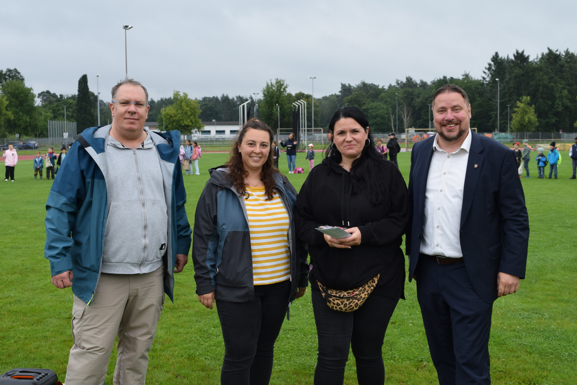 Auf dem Foto von links: Gerrit Kratz (Amtsleiter soziale Infrastruktur), das Pädagoginnen-Team Julia Sauer und Katrin Nietgen sowie Erster Stadtrat Oliver Steidl.