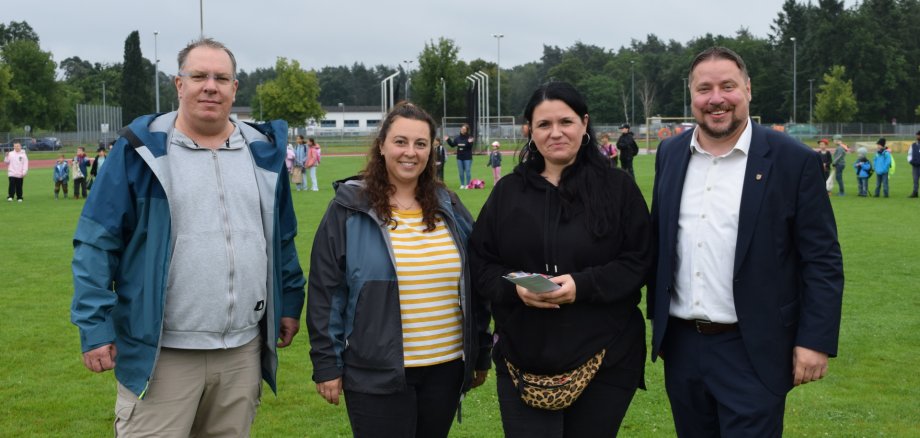 Auf dem Foto von links: Gerrit Kratz (Amtsleiter soziale Infrastruktur), das Pädagoginnen-Team Julia Sauer und Katrin Nietgen sowie Erster Stadtrat Oliver Steidl.