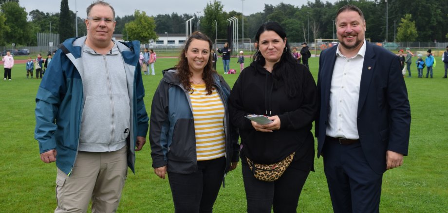 Auf dem Foto von links: Gerrit Kratz (Amtsleiter soziale Infrastruktur), das Pädagoginnen-Team Julia Sauer und Katrin Nietgen sowie Erster Stadtrat Oliver Steidl. Auf dem Foto von links: Gerrit Kratz (Amtsleiter soziale Infrastruktur), das Pädagoginnen-Team Julia Sauer und Katrin Nietgen sowie Erster Stadtrat Oliver Steidl.