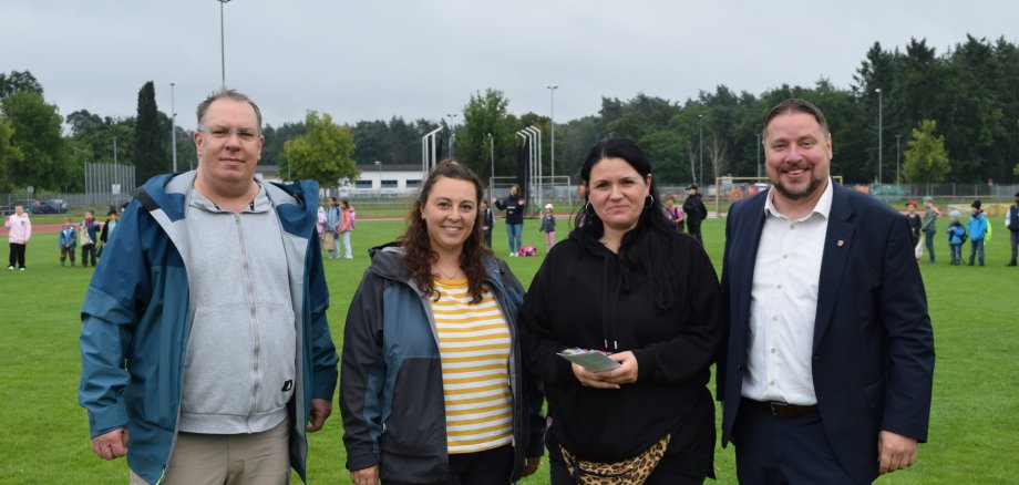 Auf dem Foto von links: Gerrit Kratz (Amtsleiter soziale Infrastruktur), das Pädagoginnen-Team Julia Sauer und Katrin Nietgen sowie Erster Stadtrat Oliver Steidl.