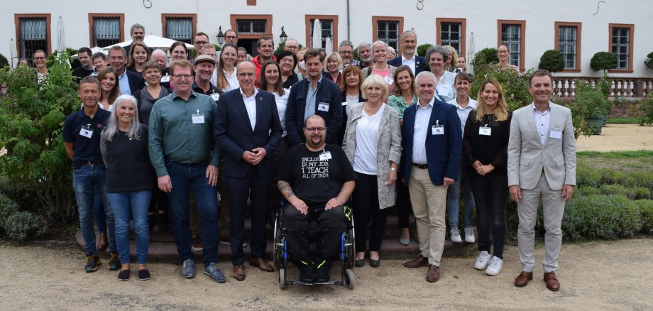 Gruppenfoto zur Präsenzveranstaltung der Hessischen Host Towns 2023