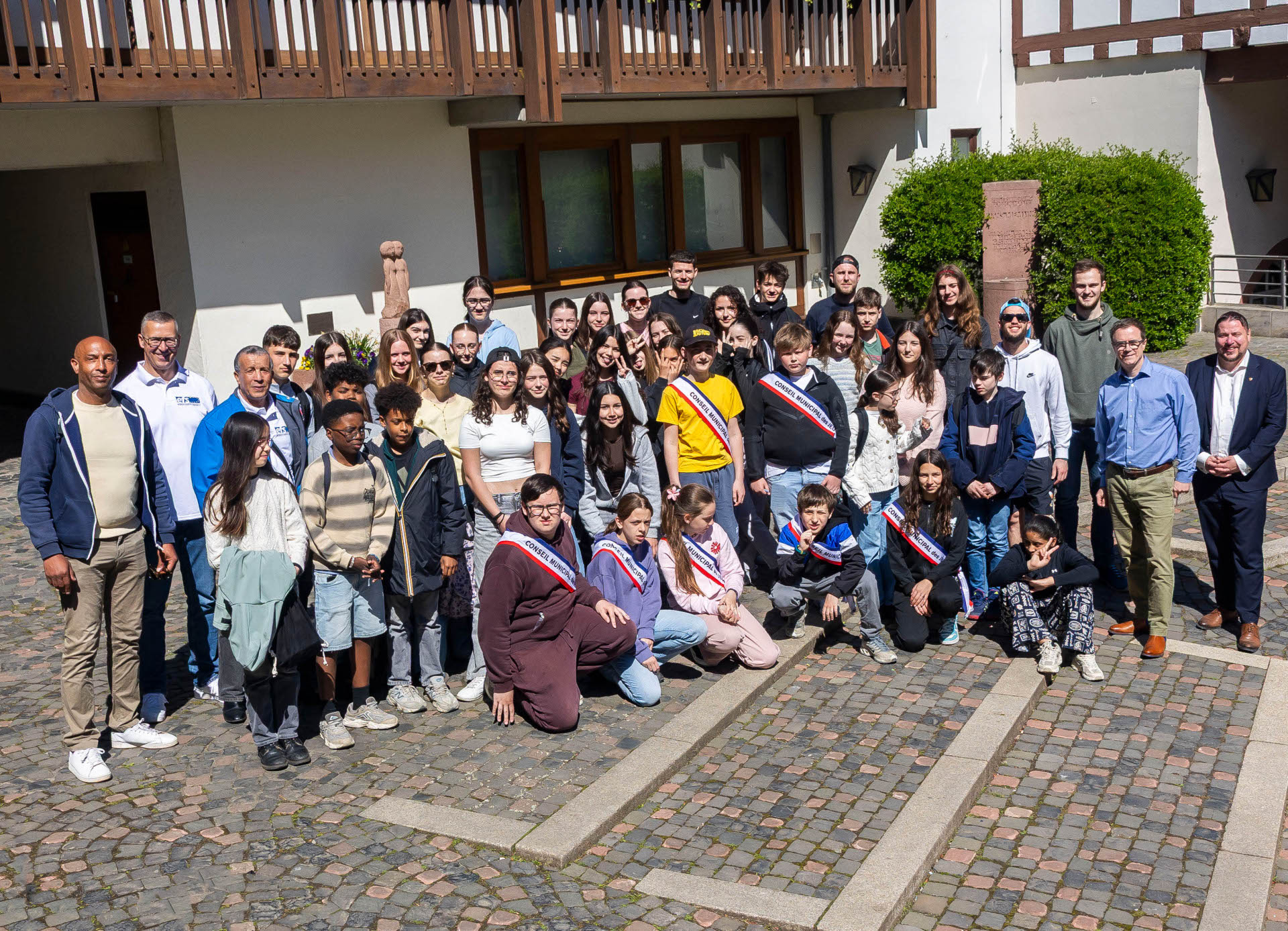 Die Jugendgruppe aus Frankreich im Rathausinnenhof