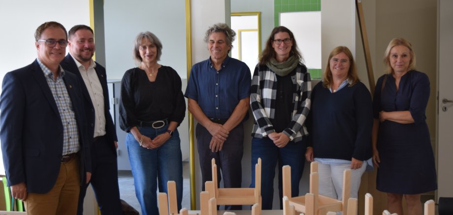 Auf dem Foto von links: Bürgermeister Dr. Daniell Bastian, Erster Stadtrat Oliver Steidl, Iris Knies (Leitung Amt für Kinder, Senioren, Sport und Kultur), Rolf Schmidt (Geschäftsführer Erasmus gGmbH), die künftige Kitaleitung Daniela Schweer sowie Michelle Baacke und Manuela Heikamp (Amt für Bau- und Stadtentwicklung).