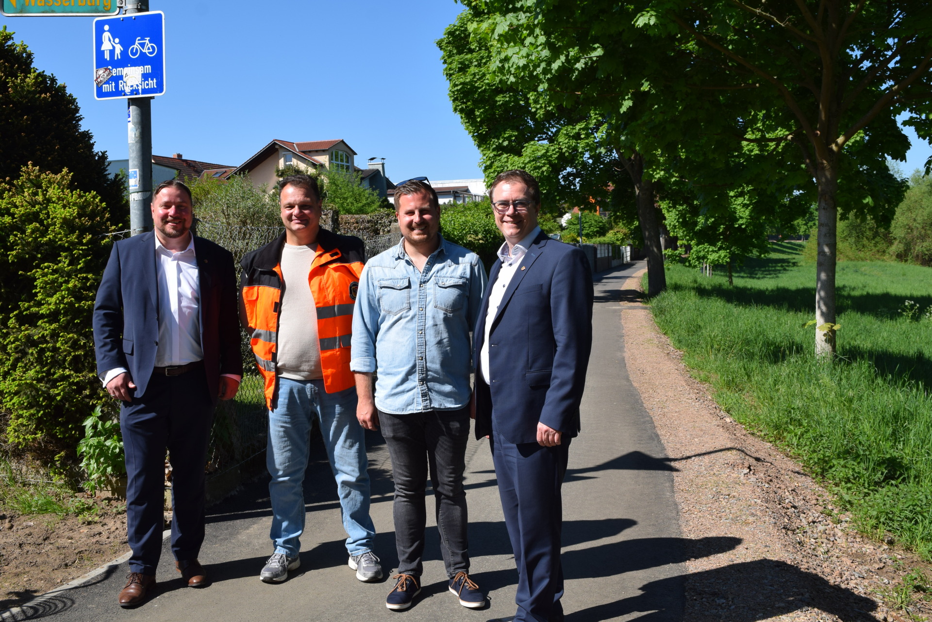 Auf dem Foto von links: Erster Stadtrat Oliver Steidl, Thomas Schrod und Daniel Brauneis (Amt für Bau- und Stadtentwicklung) sowie Bürgermeister Dr. Daniell Bastian.
