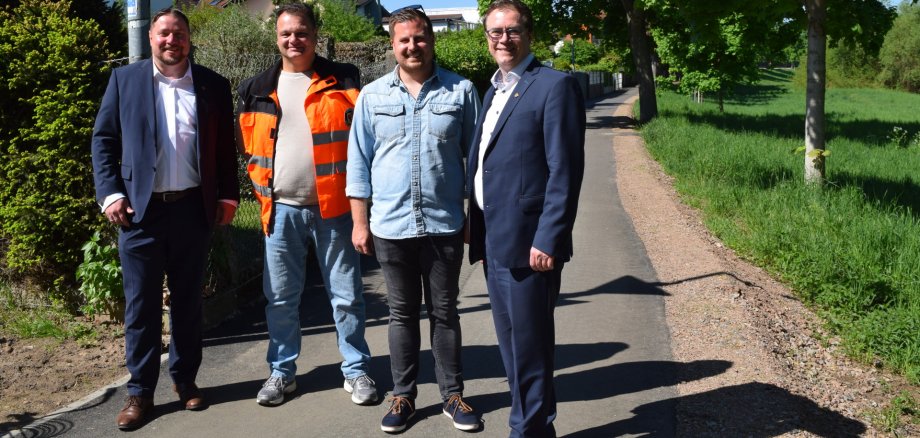 Auf dem Foto von links: Erster Stadtrat Oliver Steidl, Thomas Schrod und Daniel Brauneis (Amt für Bau- und Stadtentwicklung) sowie Bürgermeister Dr. Daniell Bastian.