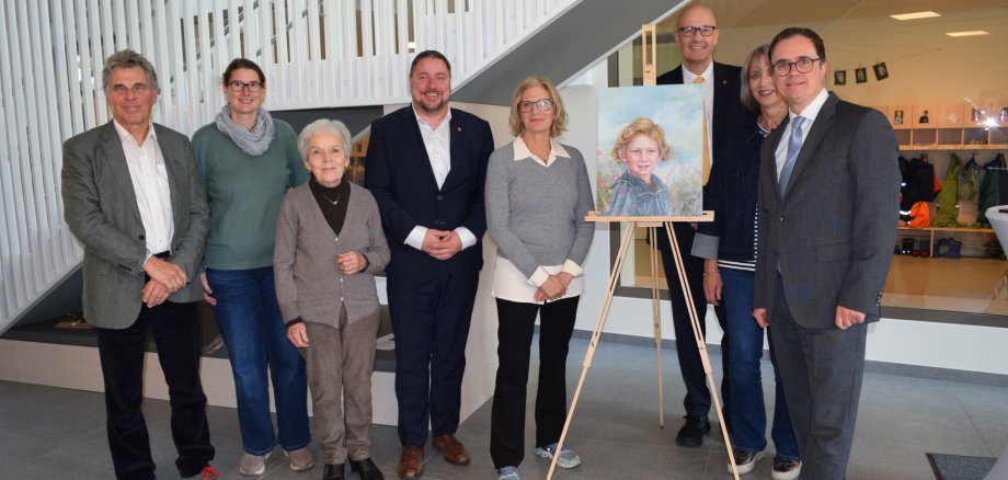 Gruppenfoto rund um das Porträt von Emmy Stein