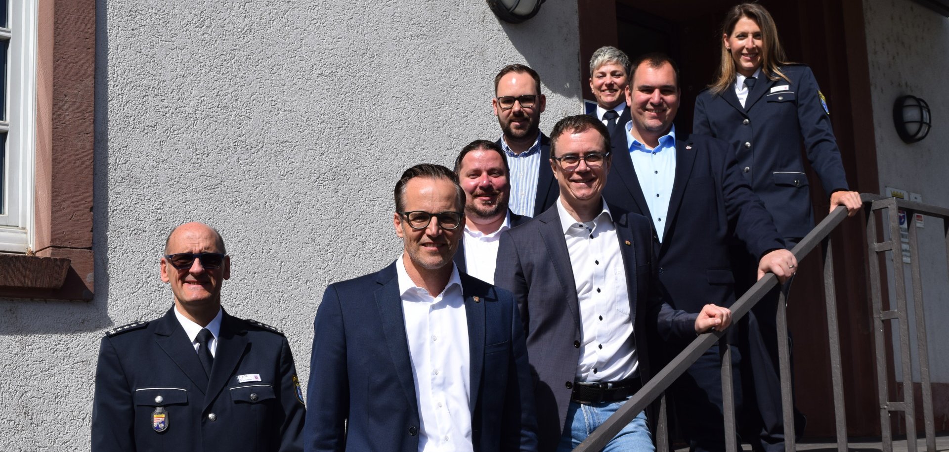 Auf dem Gruppenfoto vorne von links: Thomas Eck (Erster Polizeihauptkommissar und Dienststellenleiter), Christian Spahn (Bürgermeister Hainburg), Dr. Daniell Bastian (Bürgermeister Seligenstadt), Frank Simon (Bürgermeister Mainhausen) und Schutzfrau vor Ort Lisa Spitz. Hinten von links: Oliver Steidl (Erster Stadtrat Seligenstadt), Lukas Buhl (Erster Beigeordneter Hainburg) und Corinna Vogel (Stellvertretende Dienststellenleitung).