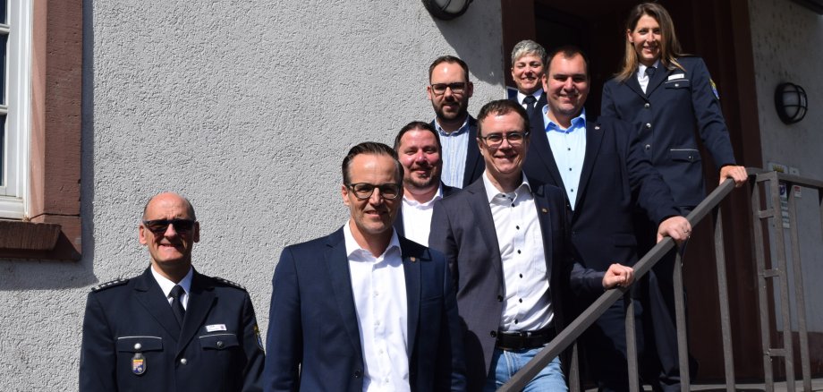 Auf dem Gruppenfoto vorne von links: Thomas Eck (Erster Polizeihauptkommissar und Dienststellenleiter), Christian Spahn (Bürgermeister Hainburg), Dr. Daniell Bastian (Bürgermeister Seligenstadt), Frank Simon (Bürgermeister Mainhausen) und Schutzfrau vor Ort Lisa Spitz. Hinten von links: Oliver Steidl (Erster Stadtrat Seligenstadt), Lukas Buhl (Erster Beigeordneter Hainburg) und Corinna Vogel (Stellvertretende Dienststellenleitung).