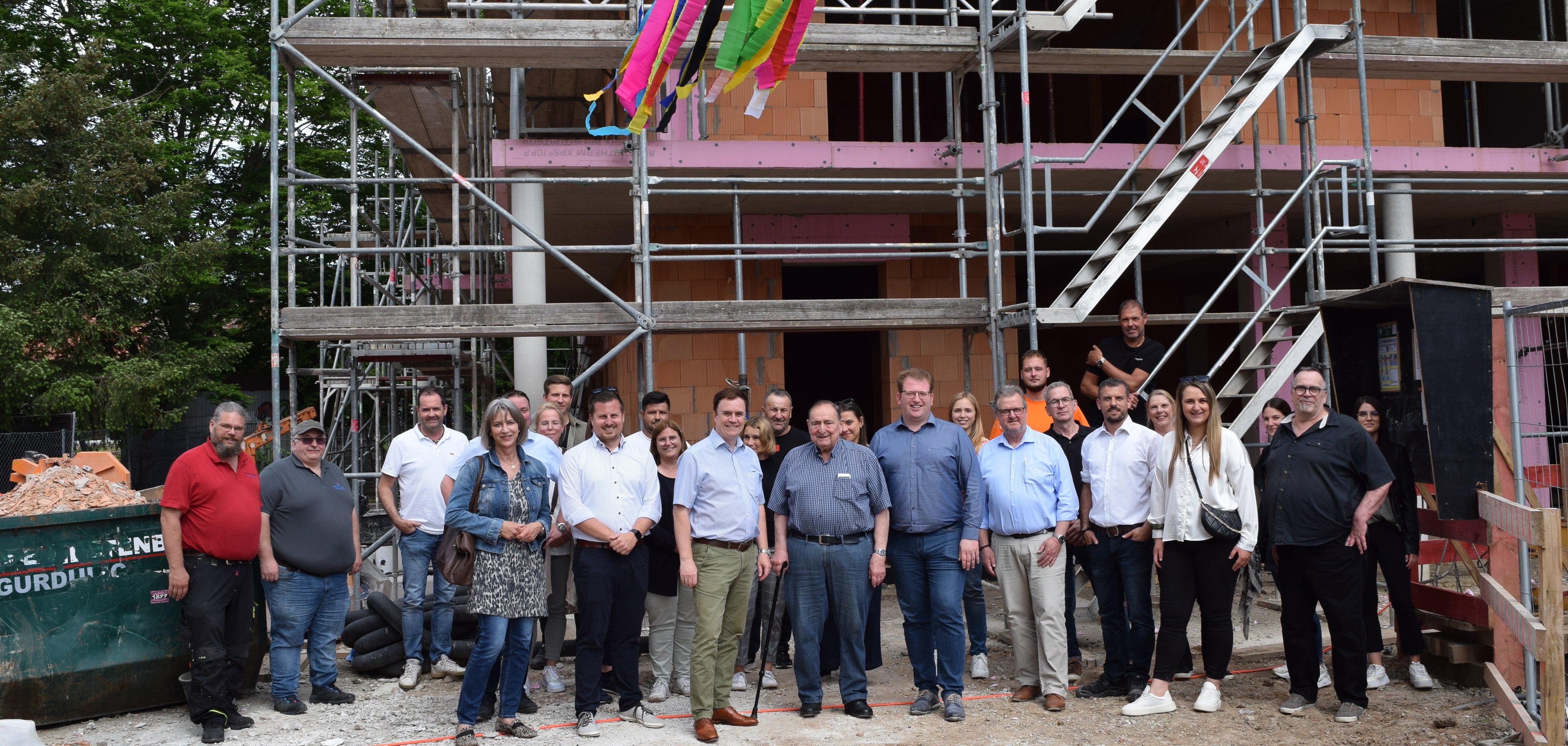 Gruppenfoto vor Rohbau