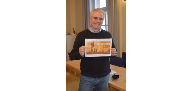 Bürgermeister Dr. Bastian mit der Aktions-Gutschein Card des Gewerbevereins über 50 Euro