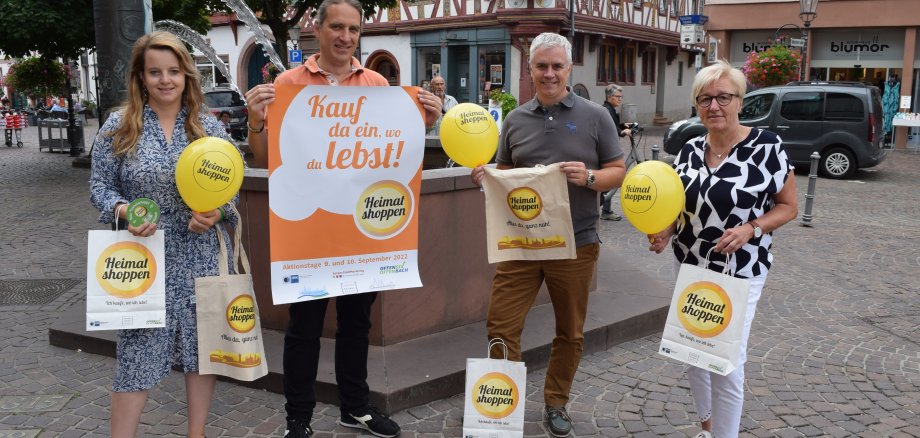 Auf dem Foto von links nach rechts: Wirtschaftförderin Tanja Frisch, Thorsten Thieme (Vorstand Gewerbeverein), Bürgermeister Dr. Daniell Bastian, Monika Weber (SeligenStadtMarketing GmbH)