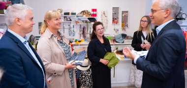 Heimatshoppen 2022, Seligenstadts Bürgermeister Dr. Daniell Bastian, HIHK-Präsidentin Kirsten Schoder-Steinmüller, Boutique-Inhaberin Astrid Merger, Wirtschaftsminister Tarek Al-Wazir (v.l.n.r) Heimatshoppen 2022, Seligenstadts Bürgermeister Dr. Daniell Bastian, HIHK-Präsidentin Kirsten Schoder-Steinmüller, Boutique-Inhaberin Astrid Merger, Wirtschaftsminister Tarek Al-Wazir (v.l.n.r)