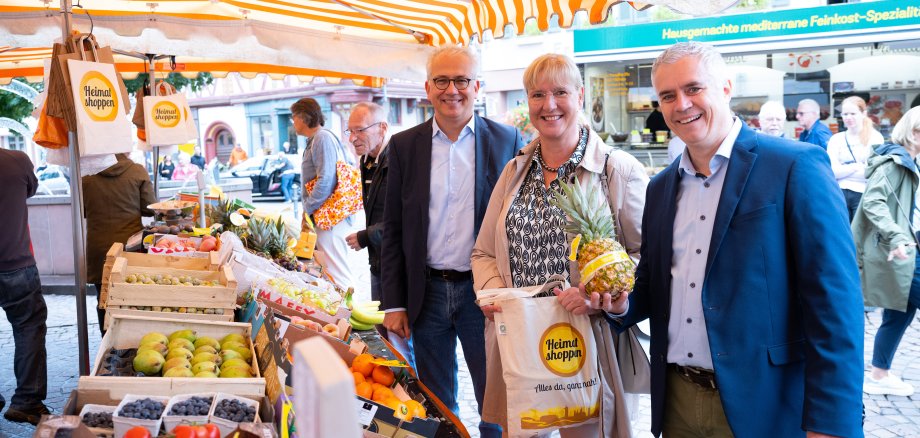 Heimatshoppen 2022, Wirtschaftsminister Tarek Al-Wazir, HIHK-Präsidentin Kirsten Schoder-Steinmüller, Seligenstadts Bürgermeister Dr. Daniell Bastian (v.l.n.r)