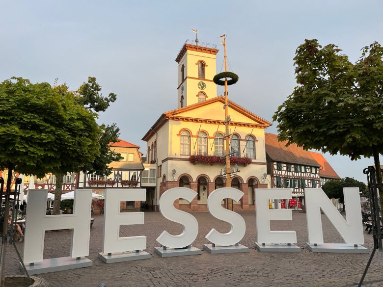 Hessenbuchstaben Marktplatz mit Rathaus Hessenbuchstaben Marktplatz mit Rathaus