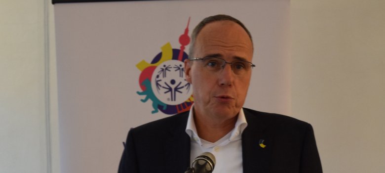 Hessens Innenminister Peter Beuth bei seinem Grußwort am Präsenztreffen der Hessischen Host Towns 2023 Hessens Innenminister Peter Beuth bei seinem Grußwort am Präsenztreffen der Hessischen Host Towns 2023