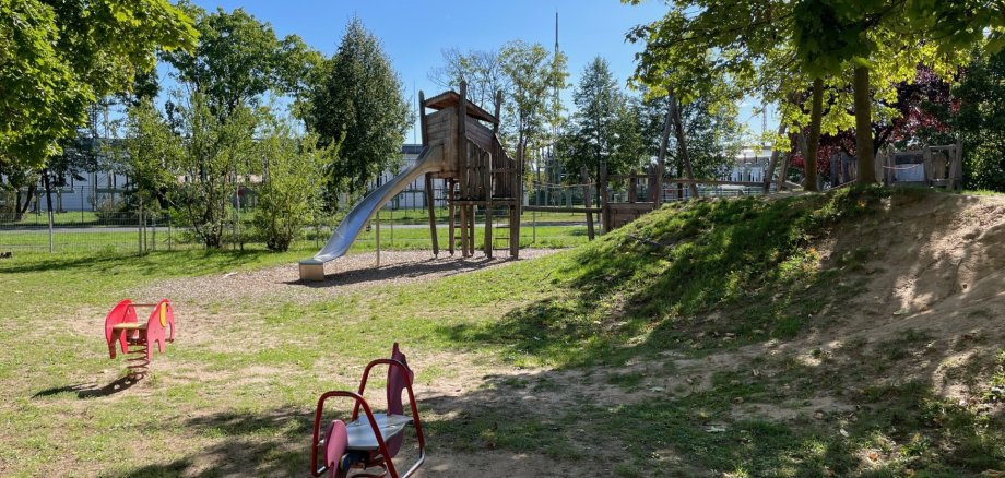 Hügeliger Spielbereich mit Rutsche