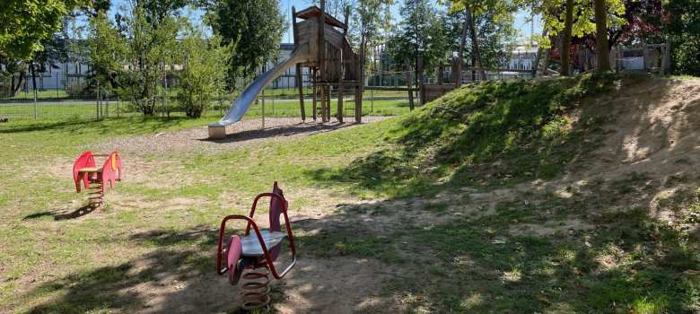 Hügeliger Spielbereich mit Rutsche Hügeliger Spielbereich mit Rutsche