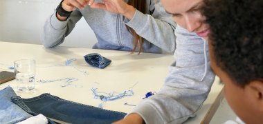 Maßschneiderin Clara Maldener mit den Kindern beim Projekt: ich kleide mich Maßschneiderin Clara Maldener mit den Kindern beim Projekt: ich kleide mich
