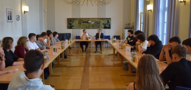 Bürgermeister Dr. Daniell Bastian und Erster Stadtrat Oliver Steidl begrüßen ihre italienischen Gäste