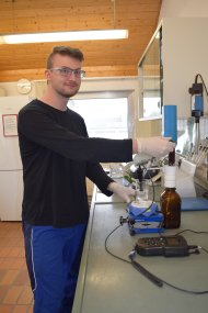 Jan-Ole Kronenberger bei der Arbeit im Labor Jan-Ole Kronenberger bei der Arbeit im Labor