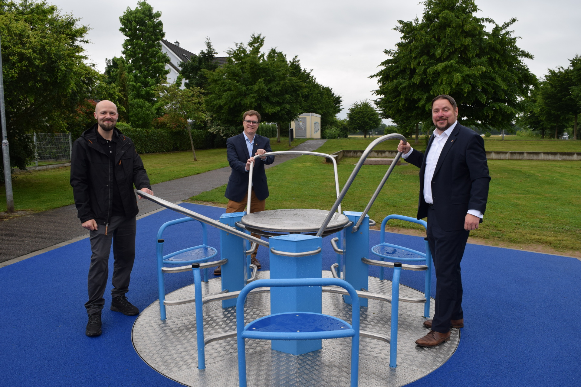 Auf dem Foto von links: Daniel Knop (Liegenschaftsamt), Bürgermeister Dr. Daniell Bastian und Erster Stadtrat Oliver Steidl.