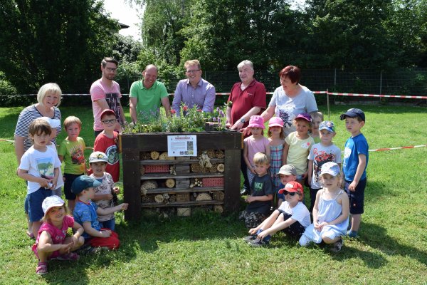 Insektenhotel in der Bleiche, Kinder der Kita St. Marien mit zwei Erzieherinnen,Thomas Ruppert (Stadt Seligenstadt), Martin Löwer der gleichnamigen Gärtnerei, Erster Stadtrat Michael Gerheim, Manfred Weck (Stadt Seligenstadt) Insektenhotel in der Bleiche