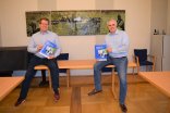 Erster Stadtrat und Bürgermeister mit der Broschüre "Integrations- und Vielfaltsstrategie für Seligenstadt" Erster Stadtrat und Bürgermeister mit der Broschüre "Integrations- und Vielfaltsstrategie für Seligenstadt"