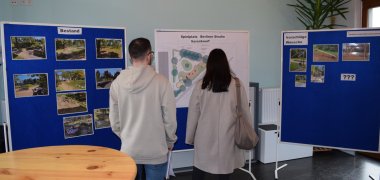 Interesssierte vor den Schautafeln