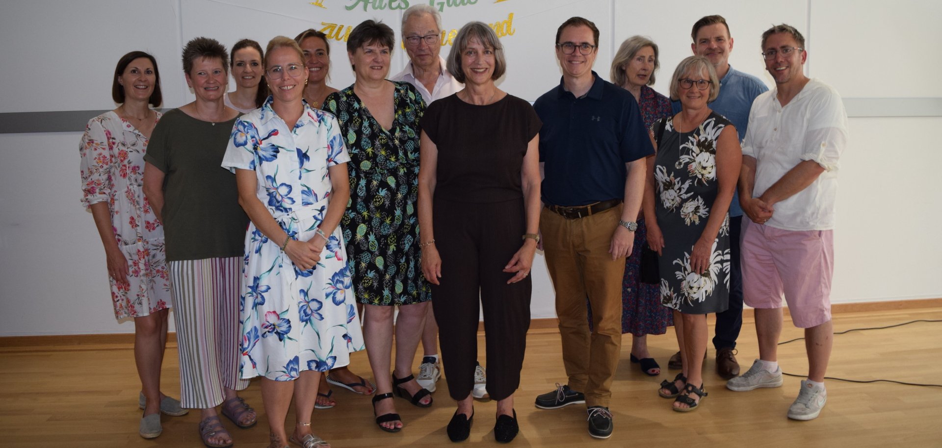 Iris Knies mit ihrem Team sowie Bürgermeister Dr. Bastian mit Vorgängerin Dagmar B. Nonn-Adams und deren Vorgänger Rolf Wenzel 