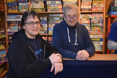 Iris Reiß vom Katholischen Jugendbüro Mainlinie mit Claus Ost vom Evangelischen Gemeindezentrum Iris Reiß vom Katholischen Jugendbüro Mainlinie mit Claus Ost vom Evangelischen Gemeindezentrum