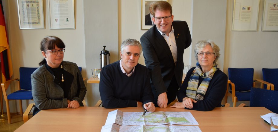 Von links nach rechts: Amtsleiterin Elke Schmitt, Bürgermeister Dr. Bastian, Erster Stadtrat Michael Gerheim, Planerin Karin Begher