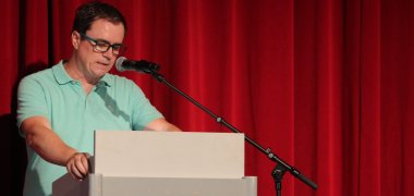 Bürgermeister Dr. Bastian spricht auf der Jubiläumsveranstaltung des Jugendbeirats Bürgermeister Dr. Bastian spricht auf der Jubiläumsveranstaltung des Jugendbeirats