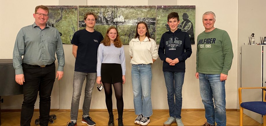 Jugendbeirat 2021/2022, von links nach rechts: Erster Stadtrat Michael Gerheim, Lorenz Kleipa, Clara Schymu-ra, Patricia Mittler, Luca Uschmann und Bürgermeister Dr. Daniell Bastian. Weiterhin gehören dem Jugendbeirat Tom Kopolt und Simon Rickert an, die an dem Abend verhindert waren. 